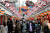 지난 18일 인파가 몰린 도쿄의 한 시장. [로이터=연합뉴스]
