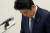 아베 신조 전 총리가 24일 '벚꽃 보는 모임' 의혹과 관련 기자회견을 열고 고개를 숙여 사과하고 있다. [연합=로이터]