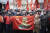 지난 2월 23일 ‘조국 수호자의 날'(Defenders of the Fatherland Day)을 맞아 러시아 모스크바에서 지지자들이 스탈린 초상이 담긴 깃발을 들고 행진하고 있다. [AP=연합뉴스]