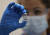 영국 런던의 한 병원 의료진이 화이자-바이오엔테크의 코로나19 백신 접종을 준비하고 있다. [AP =연합뉴스 자료사진]