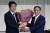 지난 9월 14일 자민당 새 총재로 선출된 스가 요시히데 현 총리가 전임자인 아베 신조 전 총리에게 감사의 꽃다발을 선물하고 있다. [AP=연합뉴스]