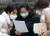 2021학년도 대학수학능력시험 성적표가 배부된 23일 서울 중구 이화여고에서 학생들이 성적을 확인하고 있다. [사진공동취재단]