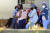 지난달 13일 남아공 포트 엘리자베스에 있는 리빙스턴 병원에서 시민들이 신종 코로나바이러스 검사를 받기 위해 대기하고 있다. 당시 이스턴 케이프 주에서는 코로나19 사례가 급증했고 사망자도 치솟았다. AP=연합뉴스