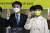 지난 11월 국회 의원회관에서 열린 태국 민주화운동 국제연대 토론 간담회에서 정의당 김종철 대표와 류호정 의원(앞줄 왼쪽부터)이 태국 반정부 시위의 상징인 '세 손가락 경례'를 하고 있다. 오종택 기자