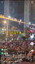 인기 가수 장사오한을 보기 위해 몰려든 중국 후베이성 이창 시민들. 인산인해를 이뤄 코로나는 까맣게 잊은 듯 하다. [중국 텅쉰망 캡처]