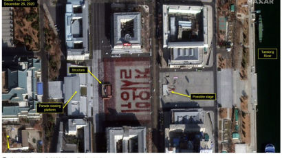 위성사진에도 찍힌 붉은글씨 '결사옹위'…김일성광장은 지금
