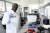 지난 6월 아프리카 나이지리아 남서부 에드에 위치한 '아프리카 감염병 유전체 연구센터'에서 책임자인 크리스챤 하피 교수 유전자 분석 과정을 설명하고 있다. 나이지리아에서도 코로나19 바이러스 변종이 발견된 것으로 보고되고 있다. AFP=연합뉴스