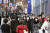 지난 27 일 일본 도쿄 아오야마 쇼핑가에서 마스크를 착용한 시민들이 쓰고 걷고 있다. 일본은 영국발 코로나 바이러스 변종에 대한 예방책으로 새해 1월 말까지 모든 비거주 외국인의 입국을 금지했다. 영국 전역에 퍼졌습니다. AP=연합뉴스