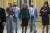 낸시 펠로시 미국 하원의장(가운데)이 28일(현지시간) 의회 복도를 걷고 있다. [EPA=연합뉴스]