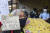 홍콩 민주화 운동가 알렉산드라 웡이 28일(현지시간) 홍콩 특별행정구역청 중앙인민정부 연락사무소 앞에서 홍콩 청년 12명 석방을 촉구하는 시위를 벌이고 있다. [EPA=연합뉴스]