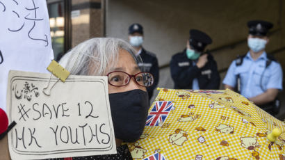 보안법 위협에도 시위 나선 홍콩 '웡 할머니'… "청년들 석방하라" 