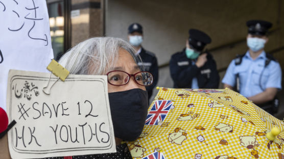 보안법 위협에도 시위 나선 홍콩 '웡 할머니'… "청년들 석방하라" 
