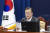 문재인 대통령이 29일 청와대 여민관에서 열린 제63회 국무회의를 주재하고 있다. 뉴스1