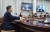 문재인 대통령이 28일 오후 청와대 여민관 영상회의실에서 스테판 반셀 모더나 최고경영자(CEO)와 화상 통화고 있다. [청와대 제공]
