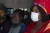 지난 24일 남아공 요하네스버그의 한 미니버스 안에서 승객들이 마스크를 착용하고 있다. 라마포사 대통령은 요하네스버그·케이프타운·더반 등 남아프리카의 주요 도시들을 확산 거점으로 지목했다. [AP=연합뉴스]