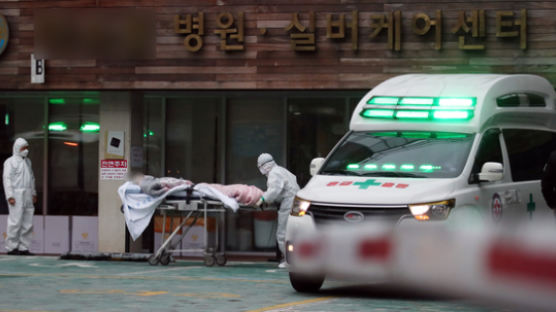 50명 숨진 뒤에야 긴급대응팀 꾸린 정부···요양병원의 비명