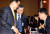 문재인(가운데) 대통령이 민정수석 시절 이호철(오른쪽) 당시 민정1비서관, 윤태영(왼쪽) 당시 대변인과 이야기를 나누고 있다.