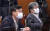  노영민 대통령 비서실장(오른쪽)과 김상조 정책실장이 28일 오후 청와대에서 열린 수석·보좌관 회의에 참석해 있다. 연합뉴스