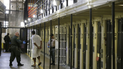 美교도소도 확진 27만명…"감형 받았는데 감옥서 죽을까 공포"