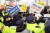 1월 30일 오전 충북 진천군 국가공무원인재개발원 앞에서 주민이 경찰과 몸싸움을 벌이고 있다. 연합뉴스