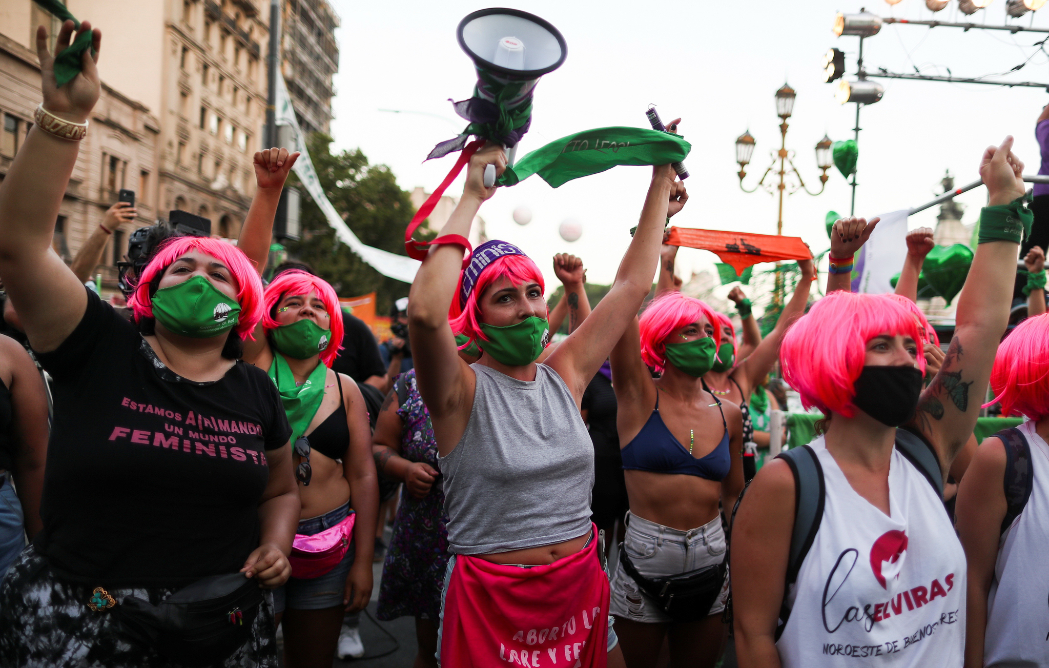 낙태 합법화를 요구하는 아르헨티나 시위대가 29일 상원이 낙태에 관한 법률을 심의하는 동안 의사당 앞에서 집회를 열고 있다. 로이터=연합뉴스