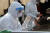 지난달 22일 오전 서울 용산구 서울역 앞에 마련된 코로나19 임시선별검사소에서 한 의료인이 시민이 검체를 채취하고 있다. 김상선 기자