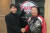 FA 계약 후 김용의(왼쪽)와 차명석 LG 트윈스 단장이 악수하는 모습. [사진 LG 트윈스]