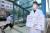 제85회 의사국가시험 실기시험이 시작된 지난 9월 대전 서구 대전도시철도 대전시청역 앞에서 대전시내 위치한 의과대학 2학년 학생이 정부 정책에 반대하는 1인 시위를 하고 있다. 뉴스1