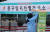 31일 오전 서울광장에 마련된 신종 코로나바이러스 감염증(코로나19) 임시 선별 검사소에서 한 의료진이 난로에 손을 녹이고 있다. 연합뉴스