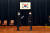 지난해 10월 김명수 대법원장(왼쪽)에게 임명장을 받던 김동현 판사의 모습. [법원행정처]