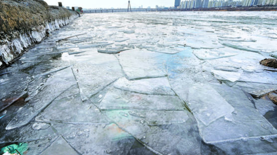 [사진] 한파에 꽁꽁 언 한강, 얼음 둥둥