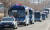 서울 동부구치소 내에서 코로나19 확진 판정을 받은 수용자를 태운 호송버스가 12월 28일 오후 경북북부 제2교도소(청송교도소)로 이동하고 있다. [뉴스1] 