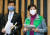 고이케 유리코(오른쪽) 도쿄도 지사가 2일 니시무라 야스토시 경제재생담당상을 면담한 후 기자회견을 하고 있다. [AFP=연합뉴스]