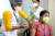 아스트라제네카 백신 접종을 앞두고 지난 2일 인도에서 모의 접종이 이뤄지고 있다. [EPA=연합뉴스] 