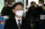 박범계 법무부 장관 후보자(더불어민주당 의원)가 4일 오후 서울 서초구 서울고등검찰청에 마련된 청문회 준비 사무실로 출근하고 있다. 강정현 기자