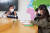 신동철 서울에너지드림센터 교육팀장(맨 왼쪽)과 박성진(가운데)·유아라 학생기자가 에너지 자립 기술에 대해 이야기를 나눴다.