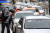 정부는 지난해 5월부터 대중교통 내 방역 관리를 강화하기 위해 마스크를 착용하지 않은 탑승객의 '승차 거부'를 한시적으로 허용했다. 25일 서울역에서 마스크를 쓴 승객이 택시를 타고 있다. 뉴스1