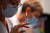 4일(현지시간) 프랑스 남부 몽펠리에의 벨뷰게론톨로지 센터에서 한 간호사가 화이자-바이오테크 코라나19 백신을 주사기에 채우고 있다. [AFP=연합뉴스]