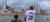 자이르 보우소나루 브라질 대통령이 사회적 거리 두기 규칙을 지키지 않은 채 1일(현지시간) 상파울루 해변에서 물놀이를 즐겼다. 물놀이객들에 둘러싸였다가 배로 돌아가 손인사를 하는 보우소나루 대통령 [유튜브]