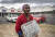 남아프리카공화국 케이프타운에서 음식을 달라고 요청하고 있는 한 여인의 모습. 남아프리카공화국은 아프리카 대륙에서 신종 코로나 확진자가 가장 많이 나온 나라로, 양극화 문제가 극심하다. [EPA=연합뉴스]