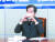 이낙연 더불어민주당 대표가 4일 오전 서울 여의도 국회에서 열린 청년미래연석회의 2기 출범식에서 온라인 참석자들을 향해 손으로 하트를 만들어 보이고 있다. 오종택 기자