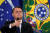 자이르 보우소나루 브라질 대통령은 1일 노 마스크로 사회적 거리두기 규정을 무시한 채 물놀이를 즐겨 구설에 올랐다. [로이터=연합뉴스]