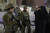 5일(현지시간) 위스콘신 주 방위군이 커노샤 인근에서 검찰 발표에 항의하는 시위대와 대치하고 있다. [AP=연합뉴스]