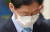김경수 경남지사가 2020년 11월 6일 항소심 재판이 끝난 뒤 고개를 떨군 채 법정을 나서고 있다. / 사진:연합뉴스
