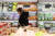 농림축산식품부가 설을 앞둔 이달 말부터 전국의 대형마트·온라인쇼핑몰·전통시장 등에서 농축산물 할인 행사를 시작한다고 6일 밝혔다. 사진은 3일 서울의 한 대형마트에서 장을 보는 시민. 연합뉴스