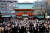 새해 첫 출근일인 4일 일본 도쿄의 간다묘진(神田明神) 신사에 참배객이 모여 행운을 기원하고 있다. [로이터=연합뉴스]