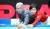 프로당구협회 대회장에서 함께 큐를 잡고 포즈를 취한 ‘한국 여자당구 미래’ 이미래(오른쪽)와 부친 이학표씨. [사진 프로당구협회]