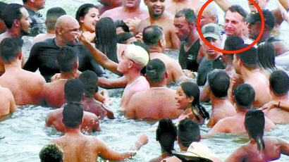 [사진] 브라질 대통령, 피서객과 뒤엉켜 물놀이