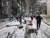 서울 전역에 대설주의보가 내린 6일 서울시내 한 아파트단지 내 눈 쌓인 도로에서 아이들이 눈썰매를 타고 있다. 뉴스1