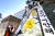 6일 서울 양천구 서울남부지방법원 앞에 양부모의 지속적인 학대로 숨진 16개월 영아 정인(가명)양을 추모하기 위해 시민들이 보내온 근조화환이 놓여져 있다. 뉴스1